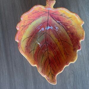 Vtg. ceramic leaf shaped footed bowl: orange/green/red/brown.